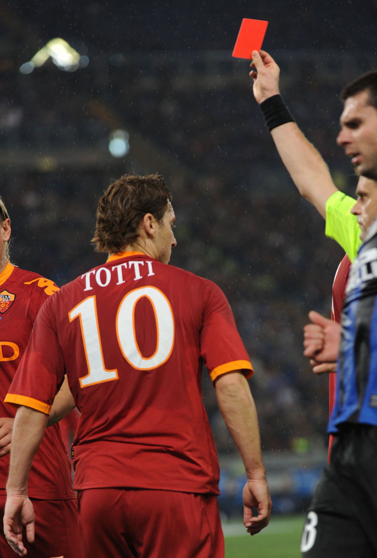 Francesco Totti sai karikafinaali 88. minutil punase kaardi