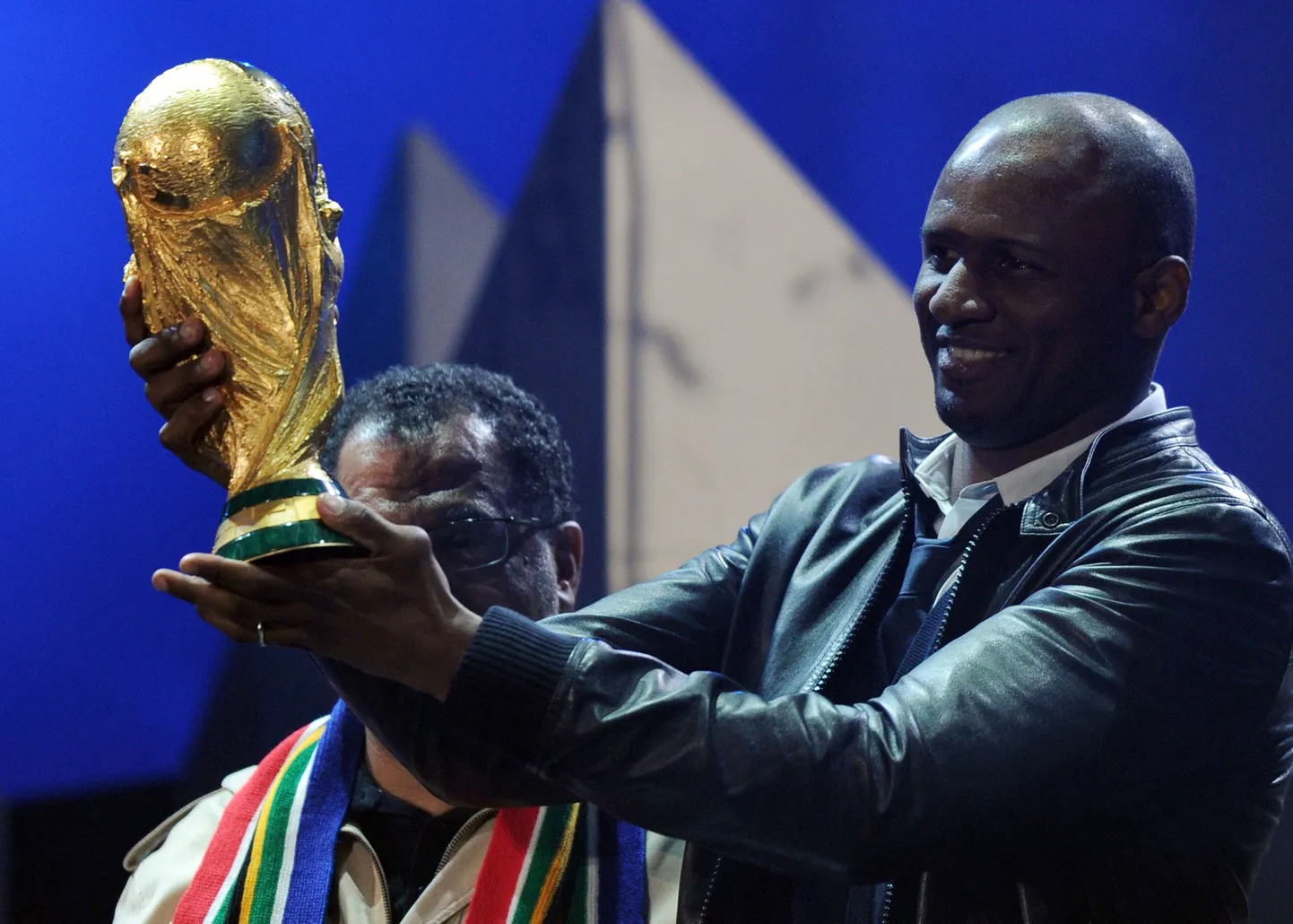 Patrick Vieira maailmameistrivõistluste karikaga