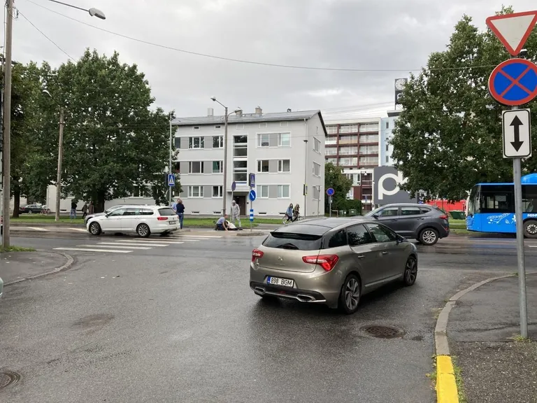 Pärnus Pikal tänaval sõitis auto otsa jalakäijale.