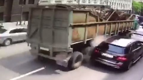 Видео: водитель грузовика протаранил 19 машин