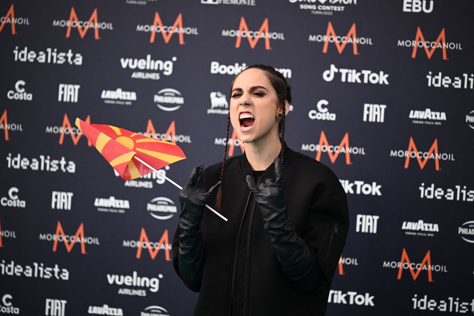 Põhja-Makedoonia Eurovisiooni esindaja Andrea poseerimas Itaalias Torinos sinisel vaibal fotograafidele