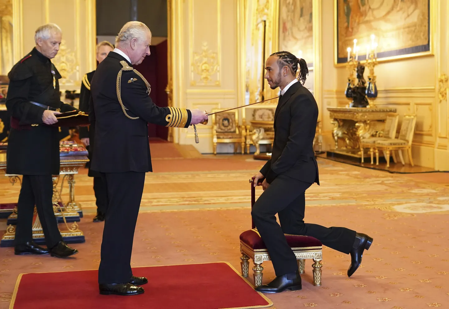 Princis Čārlzs bruņieka kārtā ieceļ Lūisu Hamiltonu
