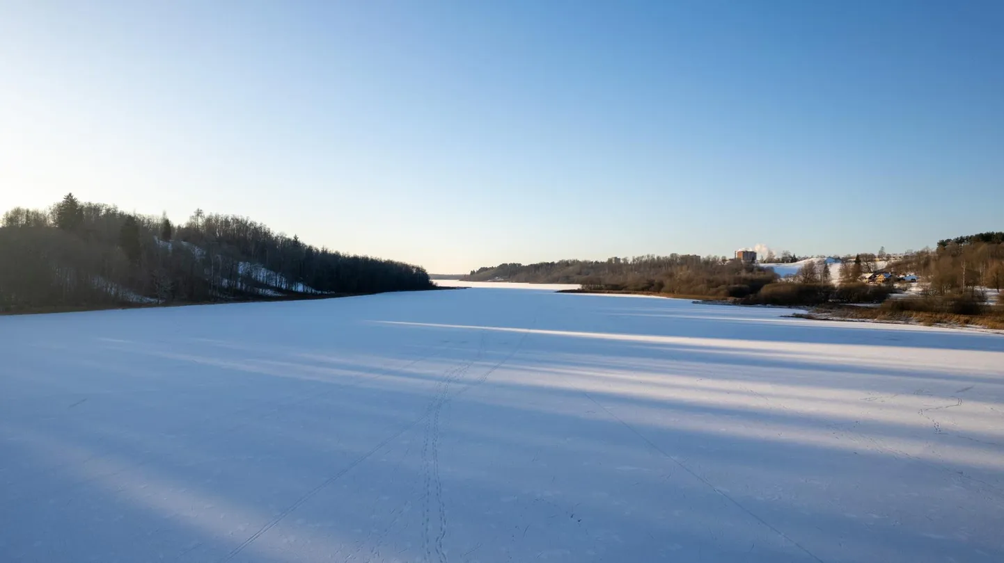 Kui läinud aasta lõpus valitsenud sula ajal võis Viljandi järvel uisutamisest ainult und näha, siis uue aasta algul laiub seal kena liuväli.