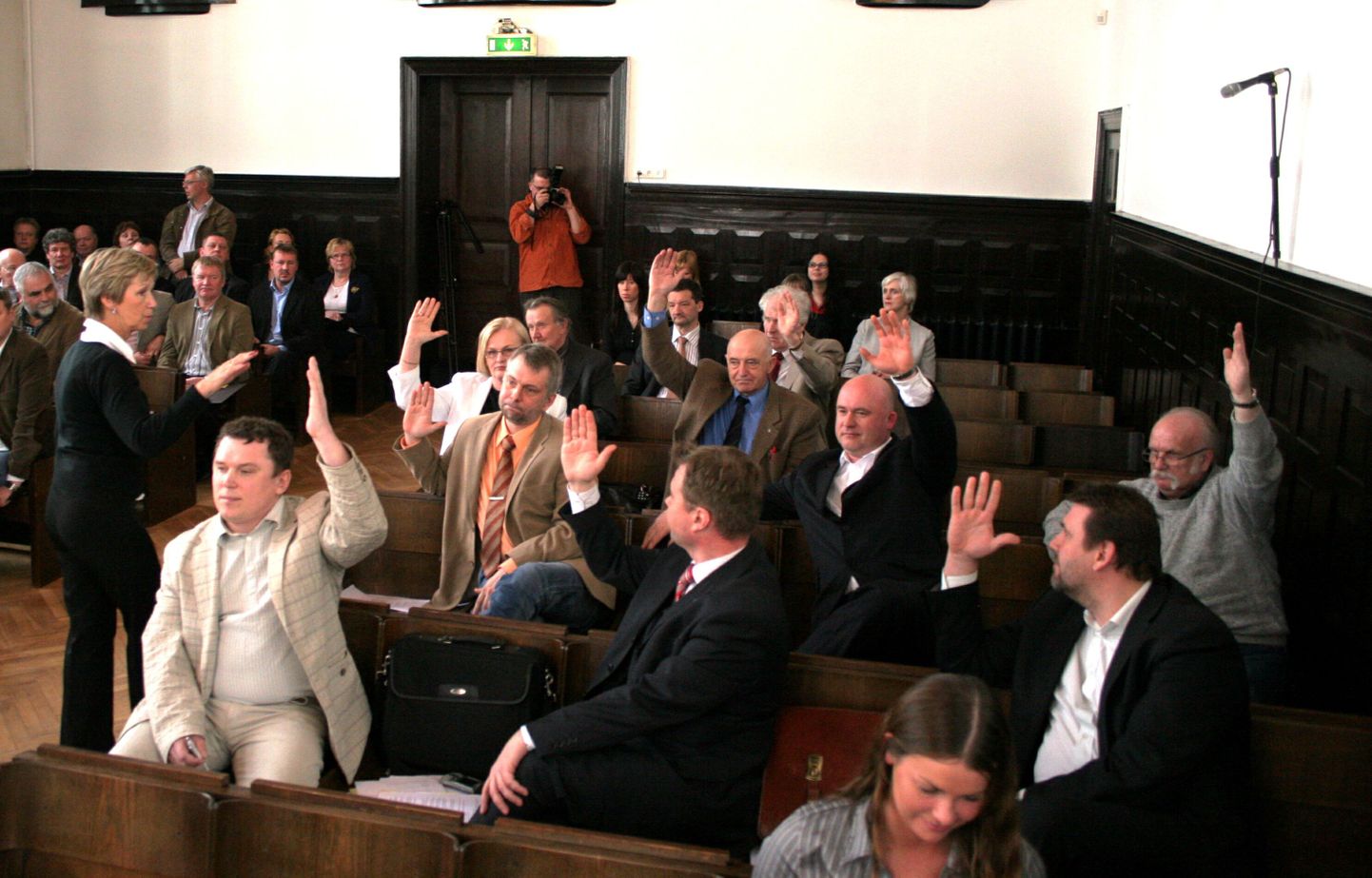 Pärnu linnavolikogu liige Rain Jung (esiplaanil heledas ülikonnas) tundis volikogu istungil huvi, miks ei loeta hääli kellaosuti liikumise suunas.