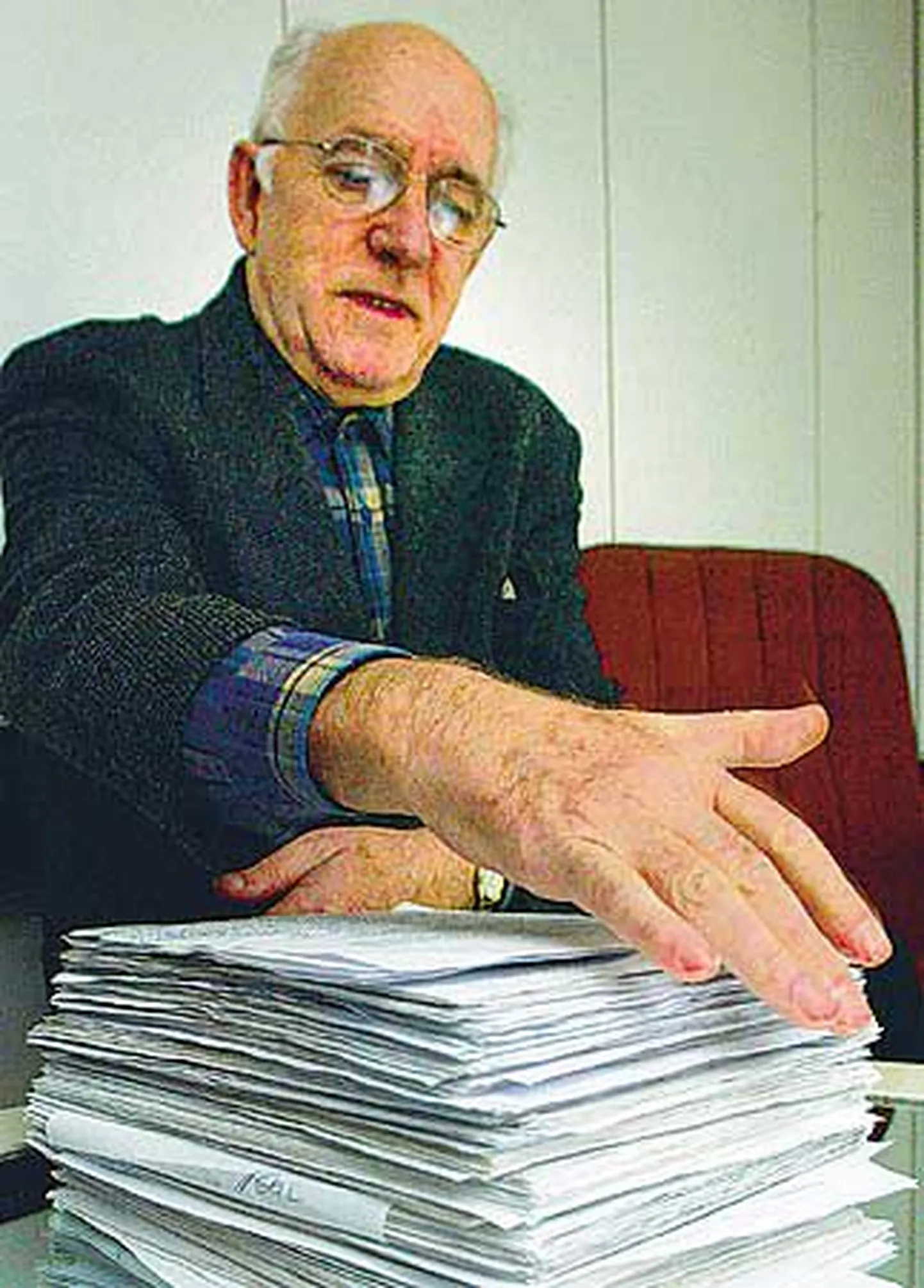 Eesti Pensionäride Ühenduse juht Sven Pärn annab täna Riigikogu spiikrile Ene Ergmale üle 22 000 pensionäri allkirju kandva protestikirja