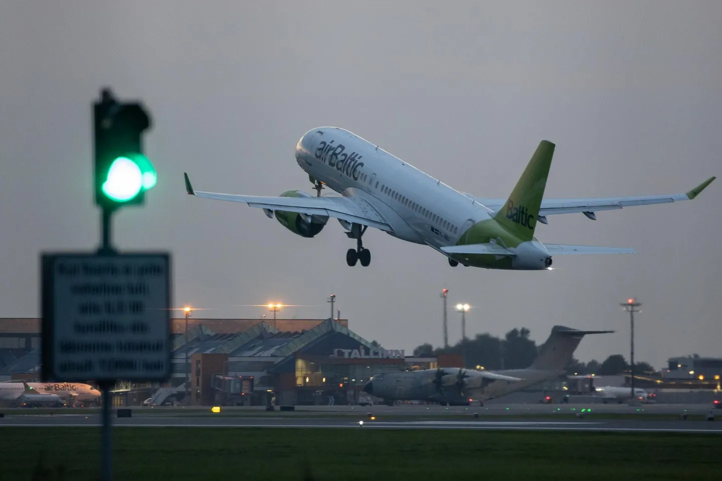 AirBaltic olevat ainus, kes peab Eestit oma koduturuks. Juba praegu on lennufirma välja hõiganud, et tuleval aastal hakatakse Tallinnast lendama otse ka Barcelonasse, Hamburgi, Palma de Mallorcale, Reykjavíki ja Tiranasse.