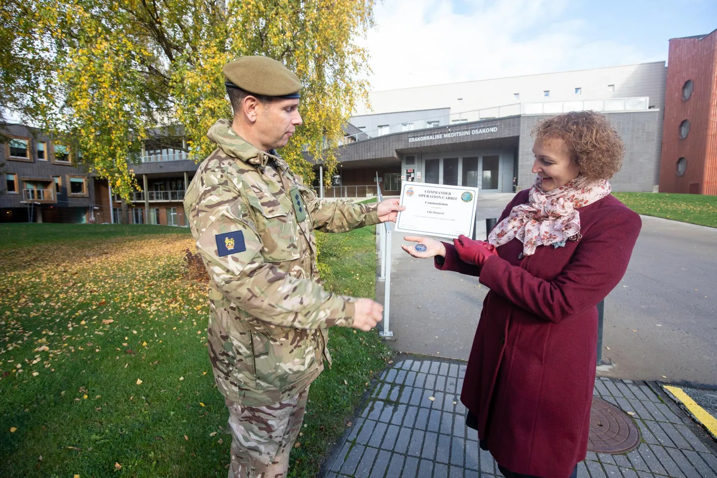 NATO lahingugrupi ülem Eestis kolonel Paul Clayton andis tänukirja pidulikult Rakvere haigla ravijuhile Liis Otstavelile