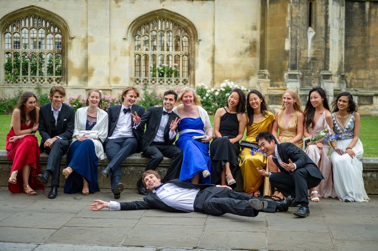 Cambridge'i ülikooli üliõpilased tähistavad õppeaasta lõppu
