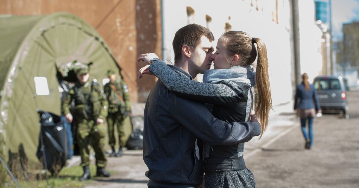 Проводили ребят. Девушка провожает парня. Девушка провожает в армию. Девушка провожает парня в армию. Мужчина провожает девушку в армию.