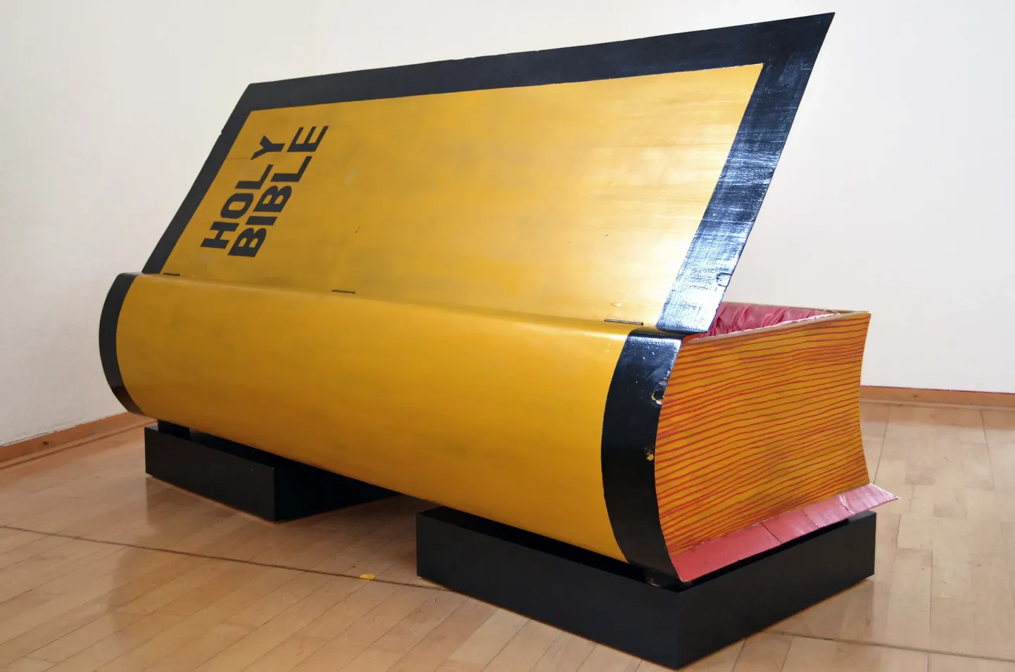 Enamik kirste pärineb kirstukunstnik Paa Joe töökojast. Fotol Piiblikujuline kirst.  Museum für Sepulkralkultur, Kassel.