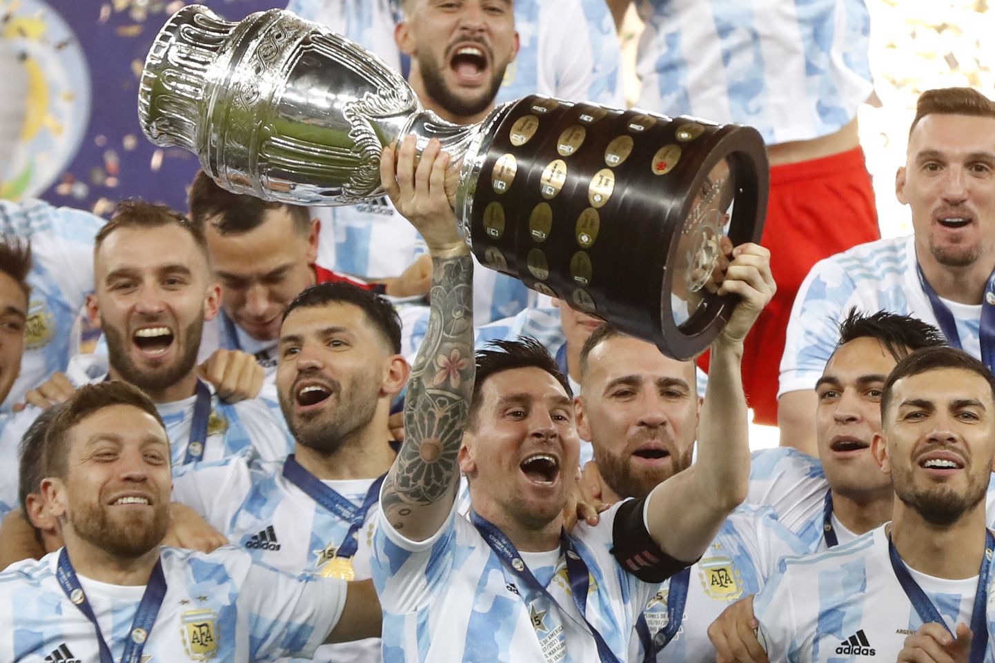 Lionels Mesi ar "Copa America" trofeju.
