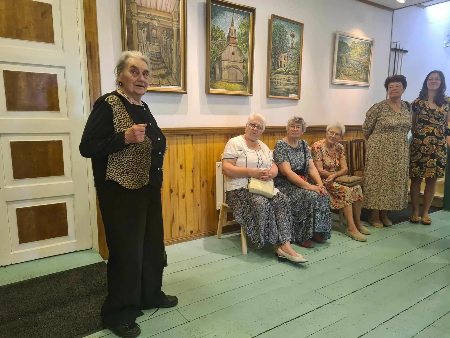 Kadrina rahvamajas avas oma maalinäituse kunstnik ja keraamik Ilme Loik.