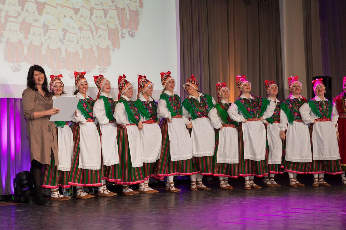 Naisrühmade võitja tantsuansambli Sõprus I rühm ja nende juhendaja Agne Kurrikoff-Herman.
