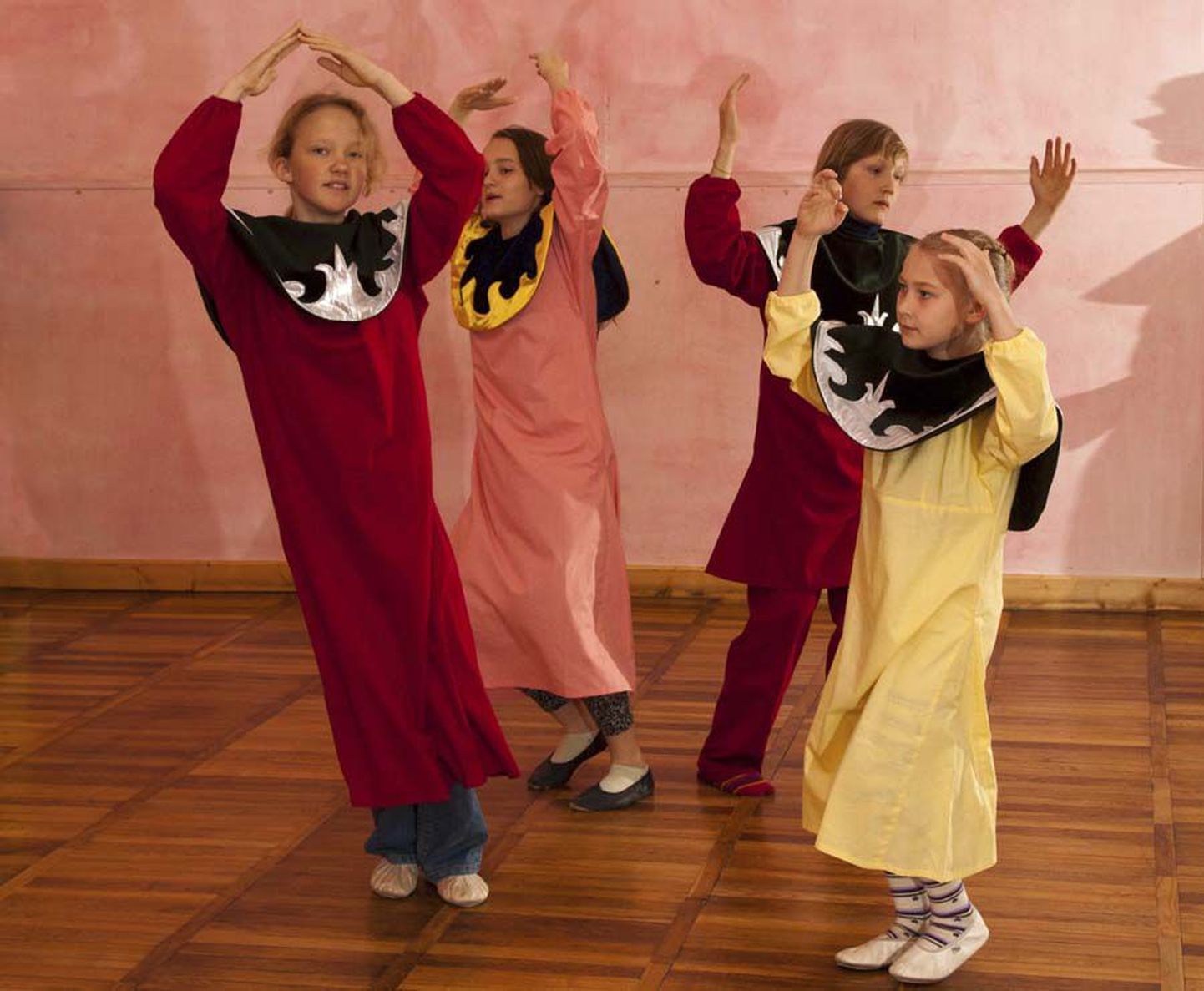Viljandi vaba waldorfkooli lapsed harjutasid laupäeval kultuuriakadeemias aset leidvaks etenduseks.