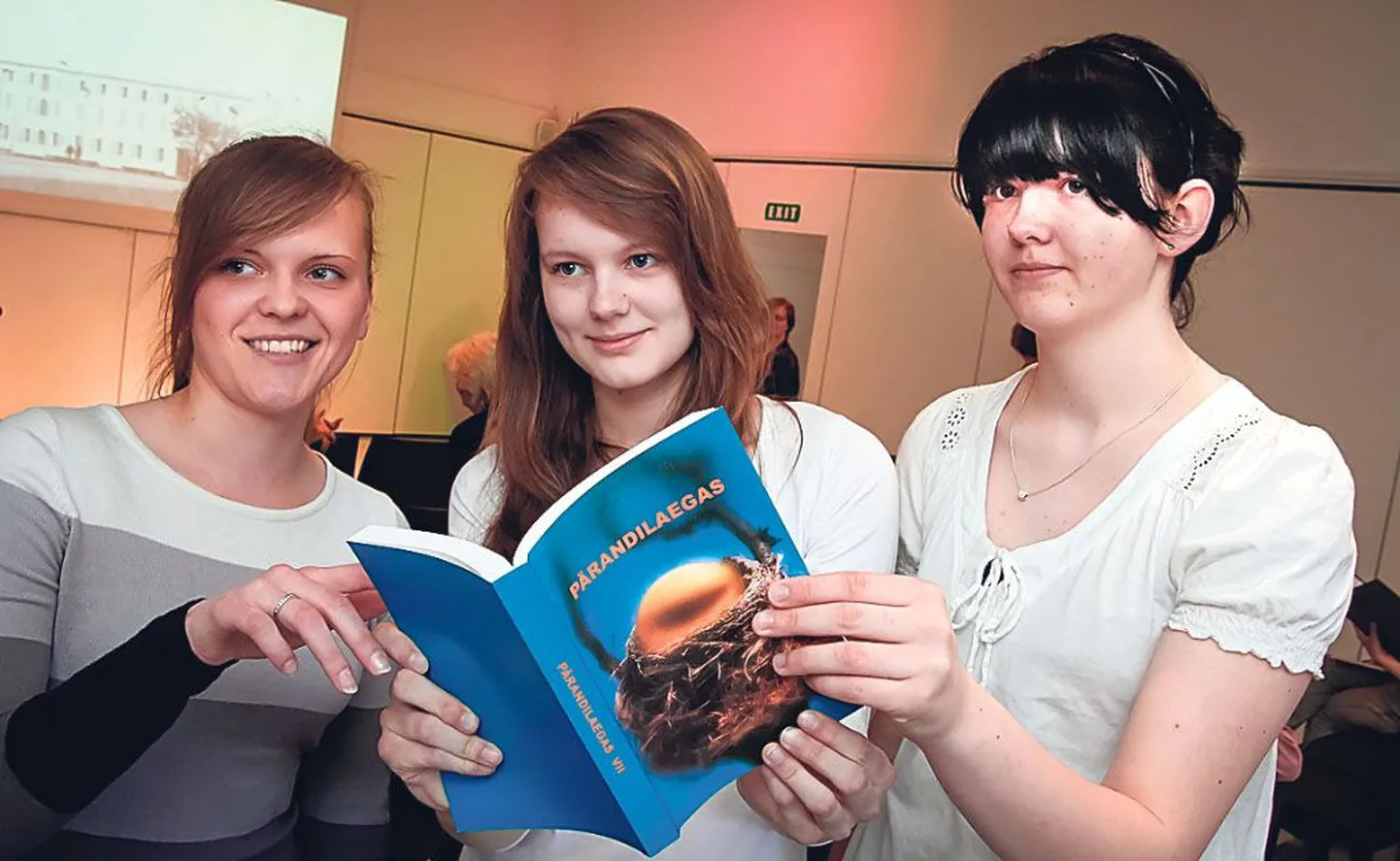 Aino Lepa ajaloopreemia laureaatidest jäid pildile (vasakult) Lii Zerel, Kristel Lusik ja Ingrid Jürimäe, kes sirvisid konverentsi eel õpilaste kodu-uurimistööde trükilõhnalist kogumikku “Pärandilaegas VII”.