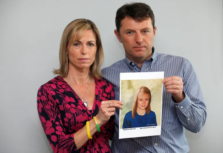Kate ja Gerry McCann näitamas 2012 Briti politsei fototöötlust, milline võis nende kolmeaastasena kadunud tütar Madeleine McCann näha välja üheksa-aastasena