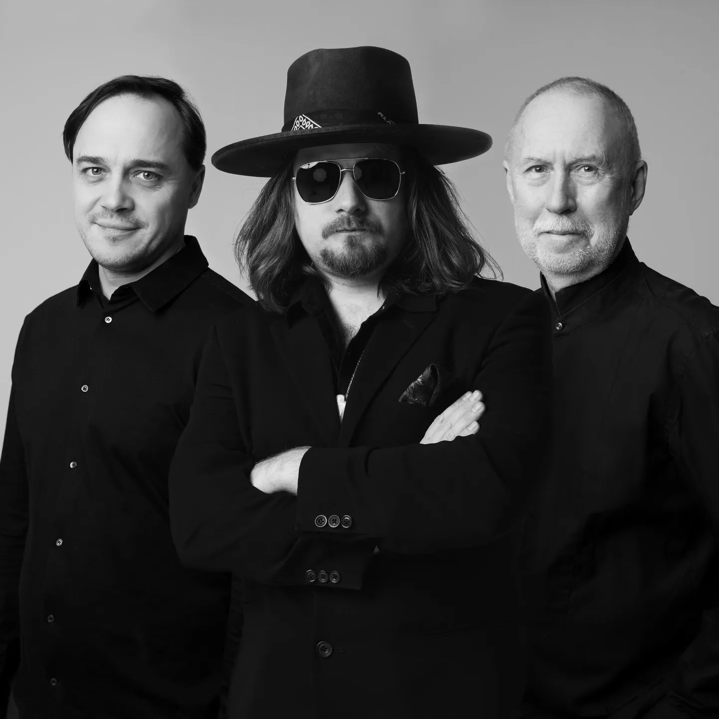 Ületavad piire ja ühendavad ühendamatut: tänavuse Jazzkaare avava suurteose Kitarriookean heliloojate trio Andre Maaker, Laur Joamets ja Peeter Vähi.