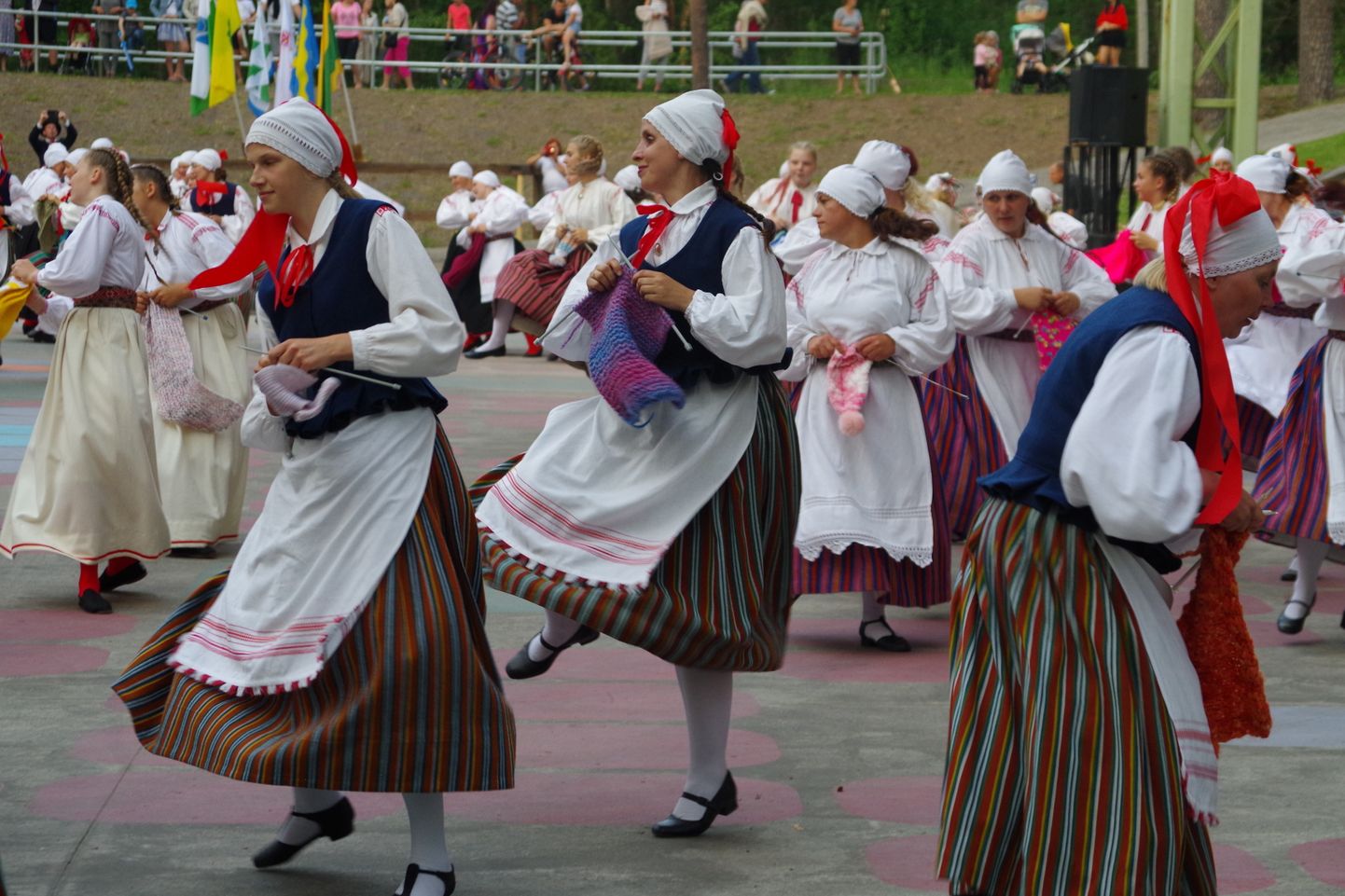 Naiste tantsupeole on teiste hulgas Võru maakonna tantsijad (fotol).