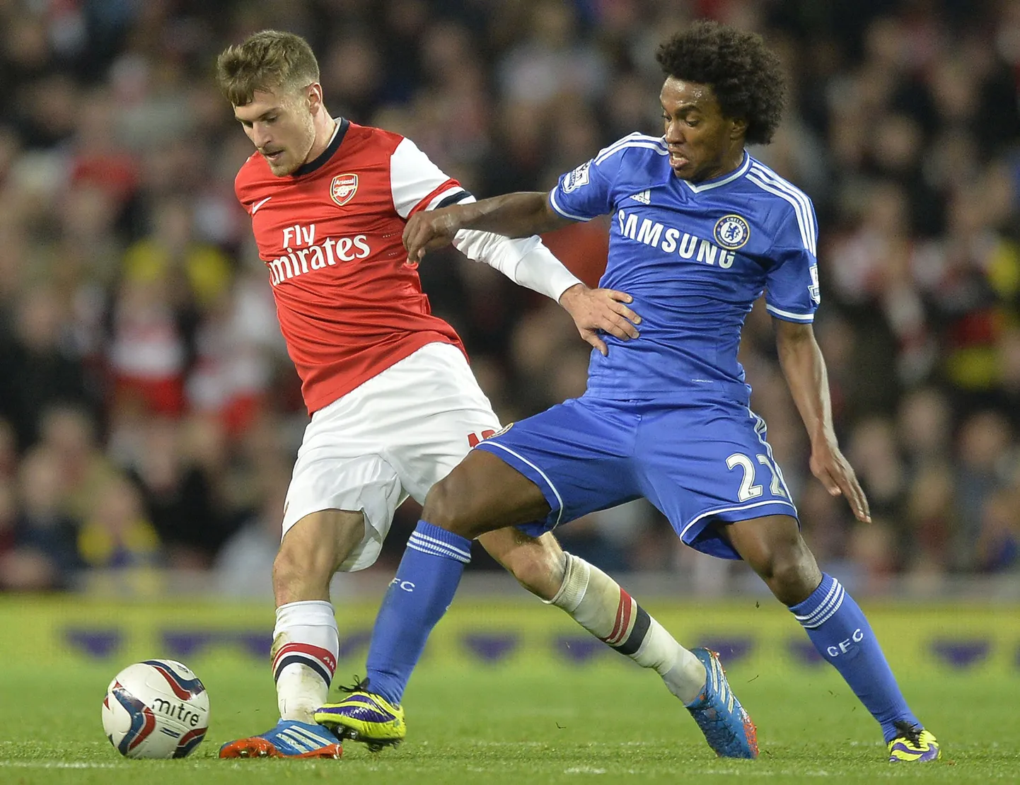 Arsenali mängumees Aaron Ramsey (vasakul) ja Chelsea ridadesse kuuluv Willian.
