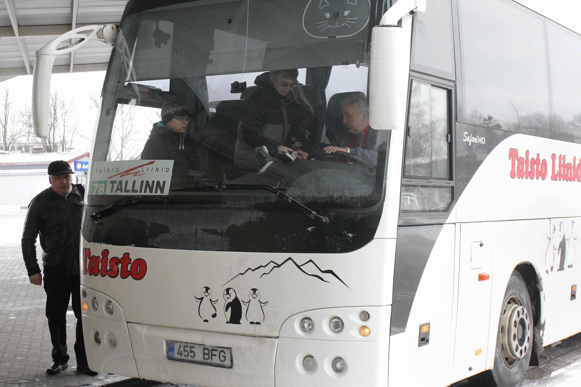 Taisto Liinide buss Viljandi bussijaamas.