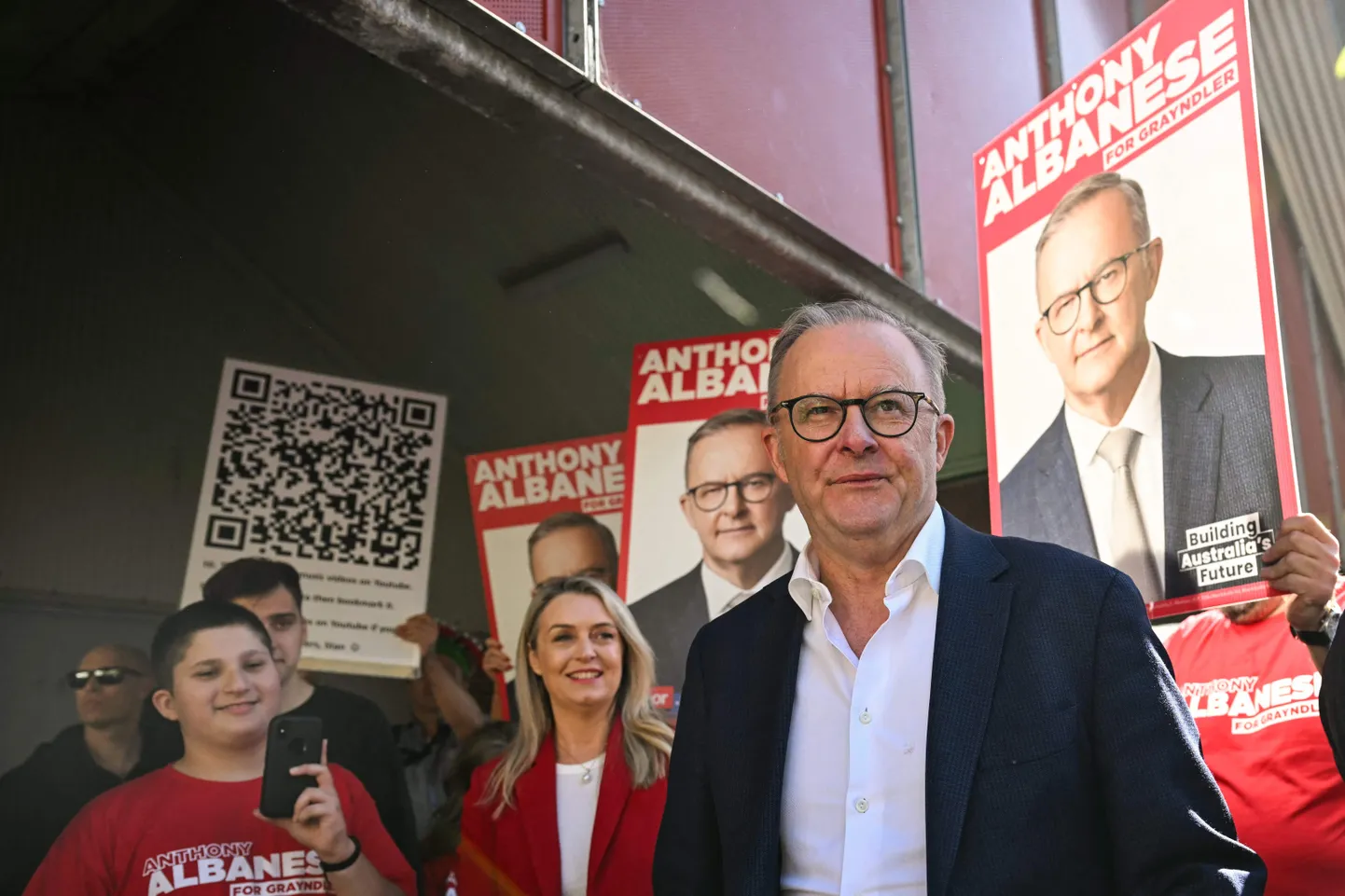 Austraalia peaminister Anthony Albanese valimisjaoskonna juures. 3. mai 2025.