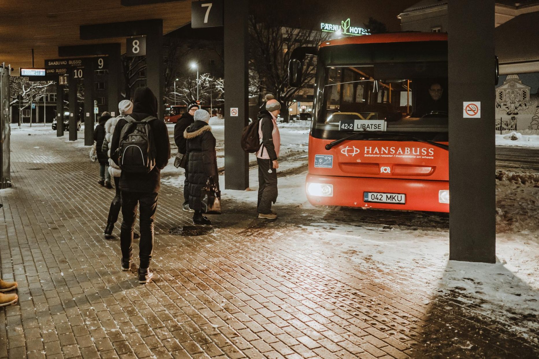 Kolmapäeva õhtul ootas Pärnu bussijaamas kaht viimast maabussi kümme inimest. Osa neist leidis, et oleks väga hea, kui saaks bussi oodata soojas ruumis, ent kõlas ka arvamus, et bussijaama üle tunni aja sellepärast kauem lahti hoida ei ole otstarbekas.