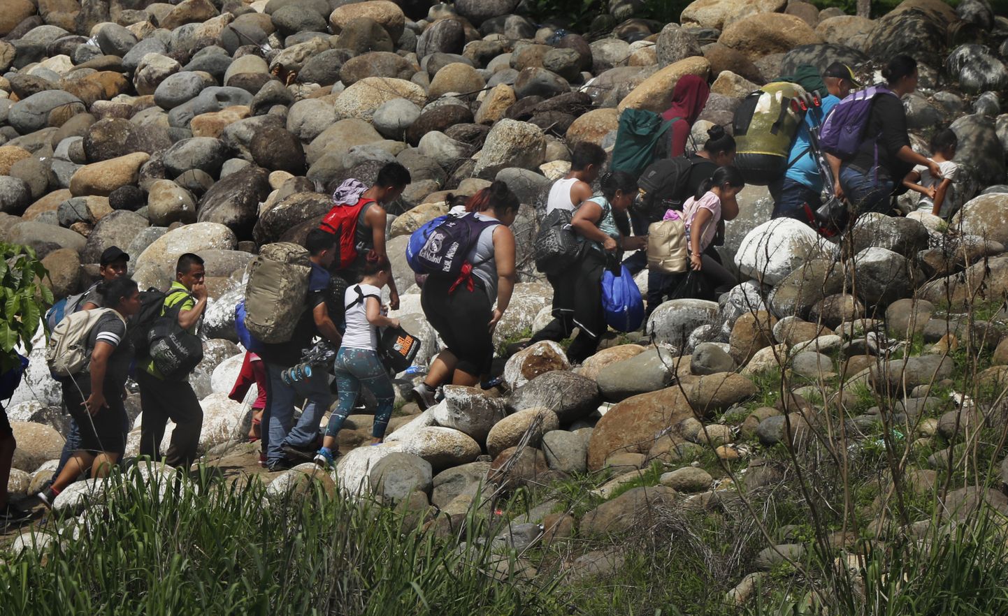 Tolli- ja piirivalveametnikud ütlesid, et suurem osa migrantidest olid Guatemalast, Hondurasest ja El Salvadorist pärit perekonnad, nende seas 57 718 last.