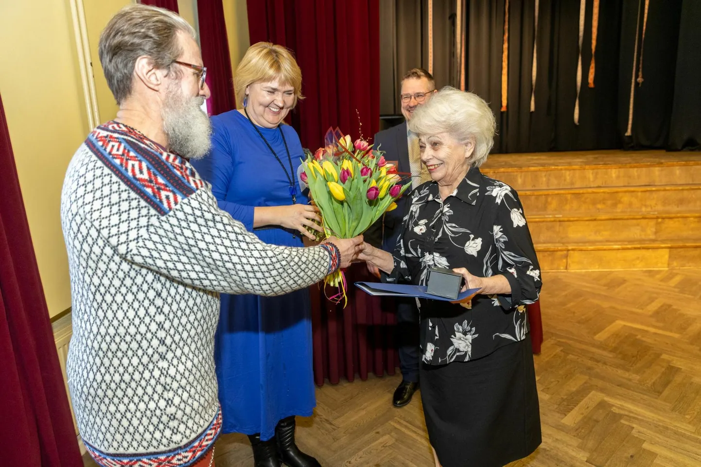 Lääne-Virumaa kultuurkapitali elutööpreemia laureaati Ello Odraksit õnnitlevad Raivo Riim ja Eve Alte.