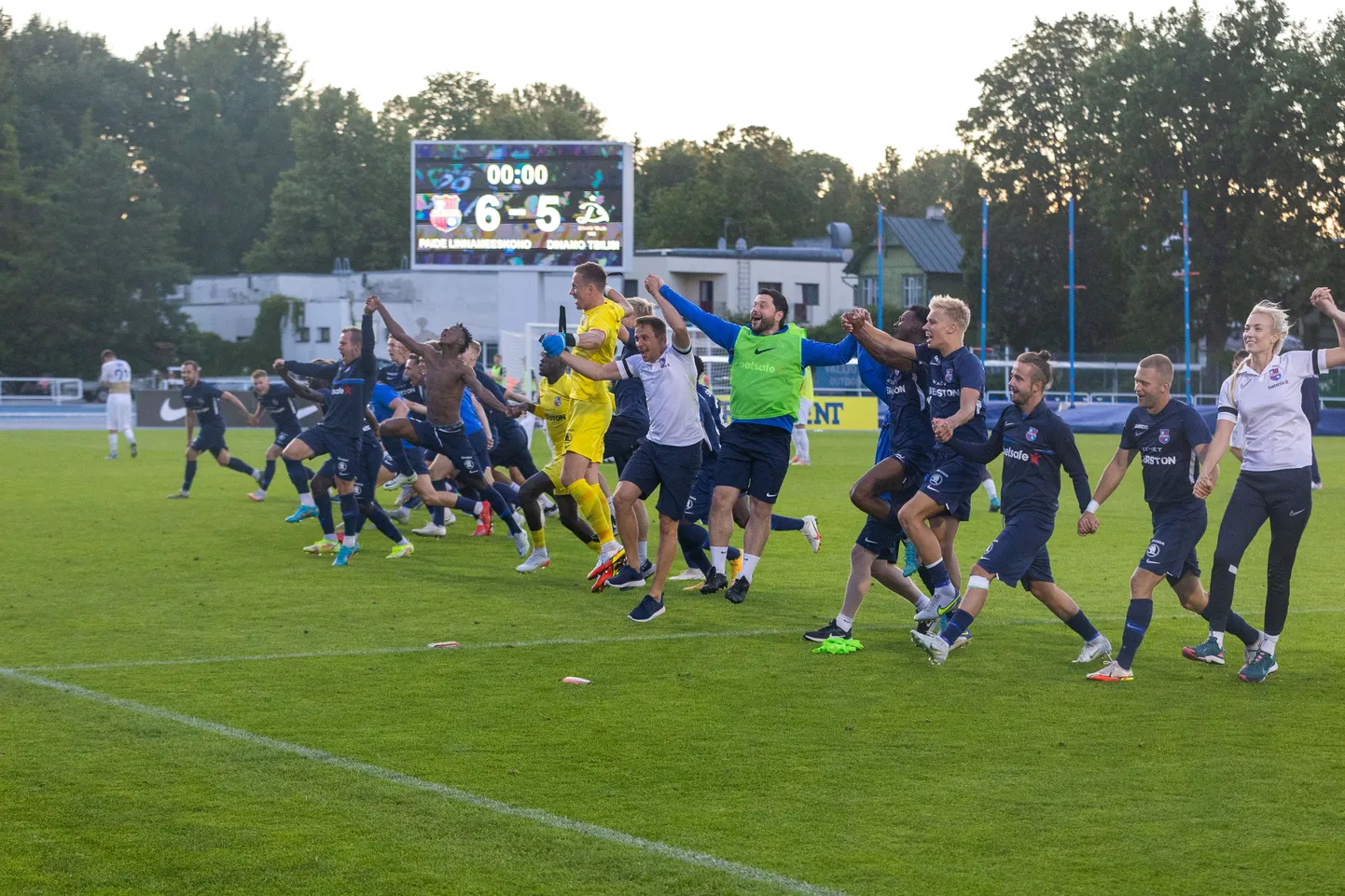 Paide Linnameeskond tähistamas võitu Dinamo Tbilisi üle.