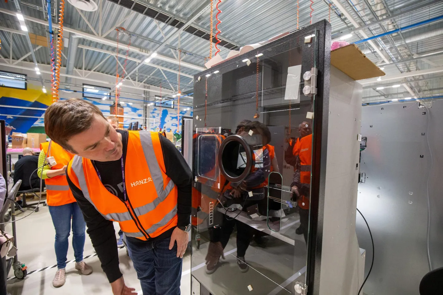 RVM Systemsi tegevjuhil Tarmo Koreinikul polnud kolmapäeval tehases kalla-tüüpi masinat näidata, sest need lähevad nagu soojad saiad. Viimati valminud masin sõitis teisipäeval Norra poole.