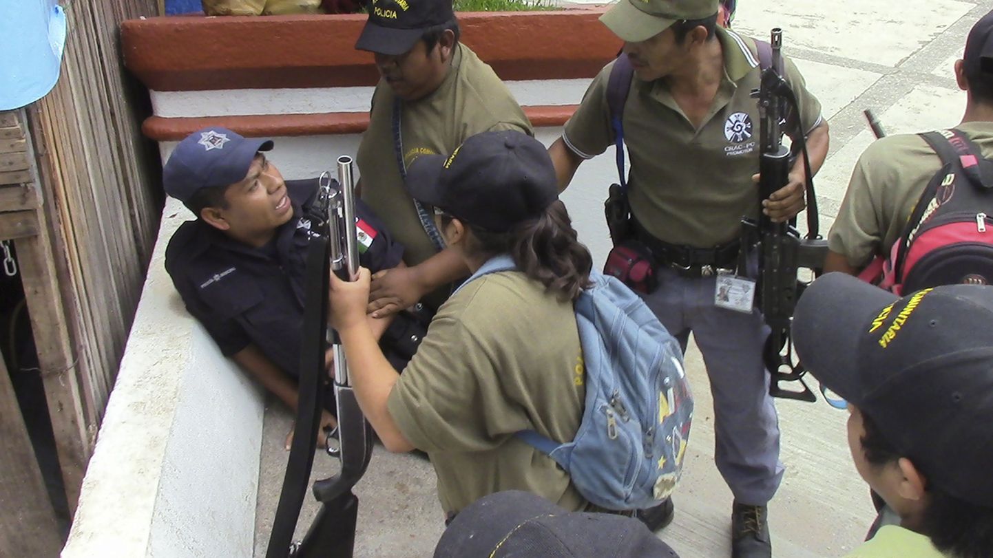 Guerrero osariigis ründasid isehakanud omakaitseväelased politseinikke.