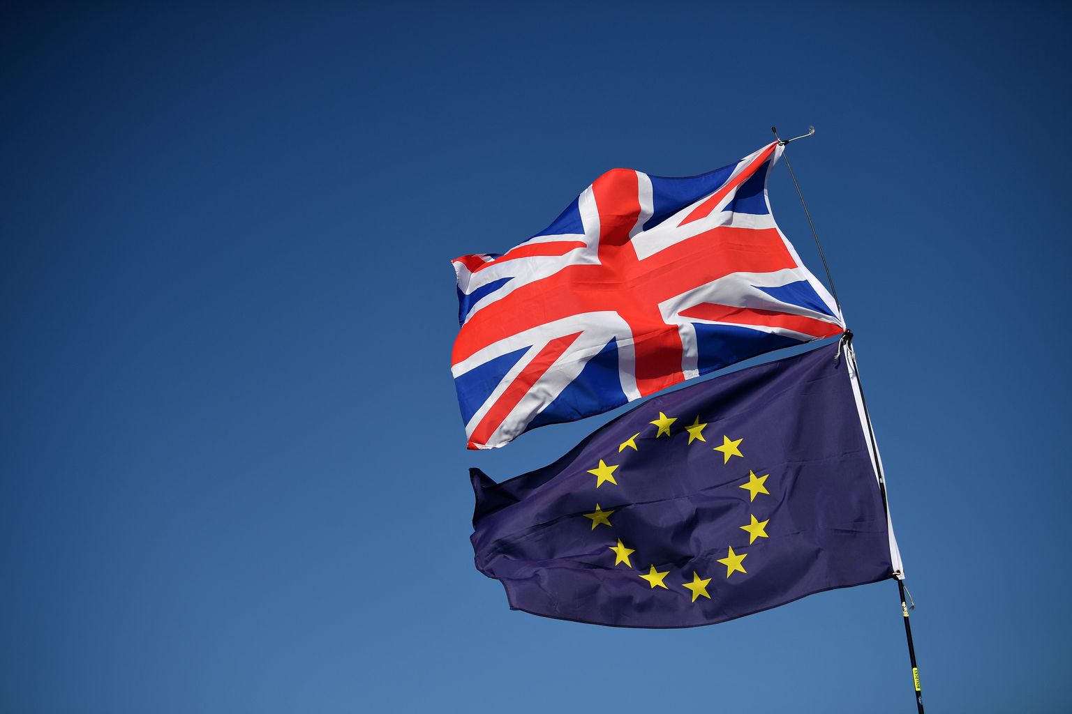 Флаги Евросоюза и Великобритании. Иллюстративное фото.