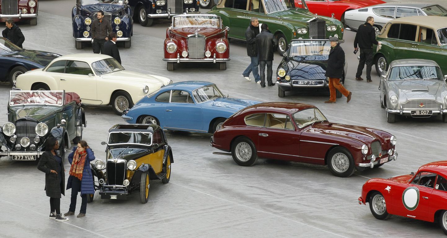 Vanad autod Grand Palais' näitusesaalis.