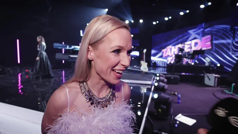 Lenna Kuurmaa on tõeline multitalent, kes jääb alati veenvaks. Keegi ei kahtle, et just nii peabki olema, olgu siis seljas sulepluus või hiti refrääniks: «Tahvlilapp!»