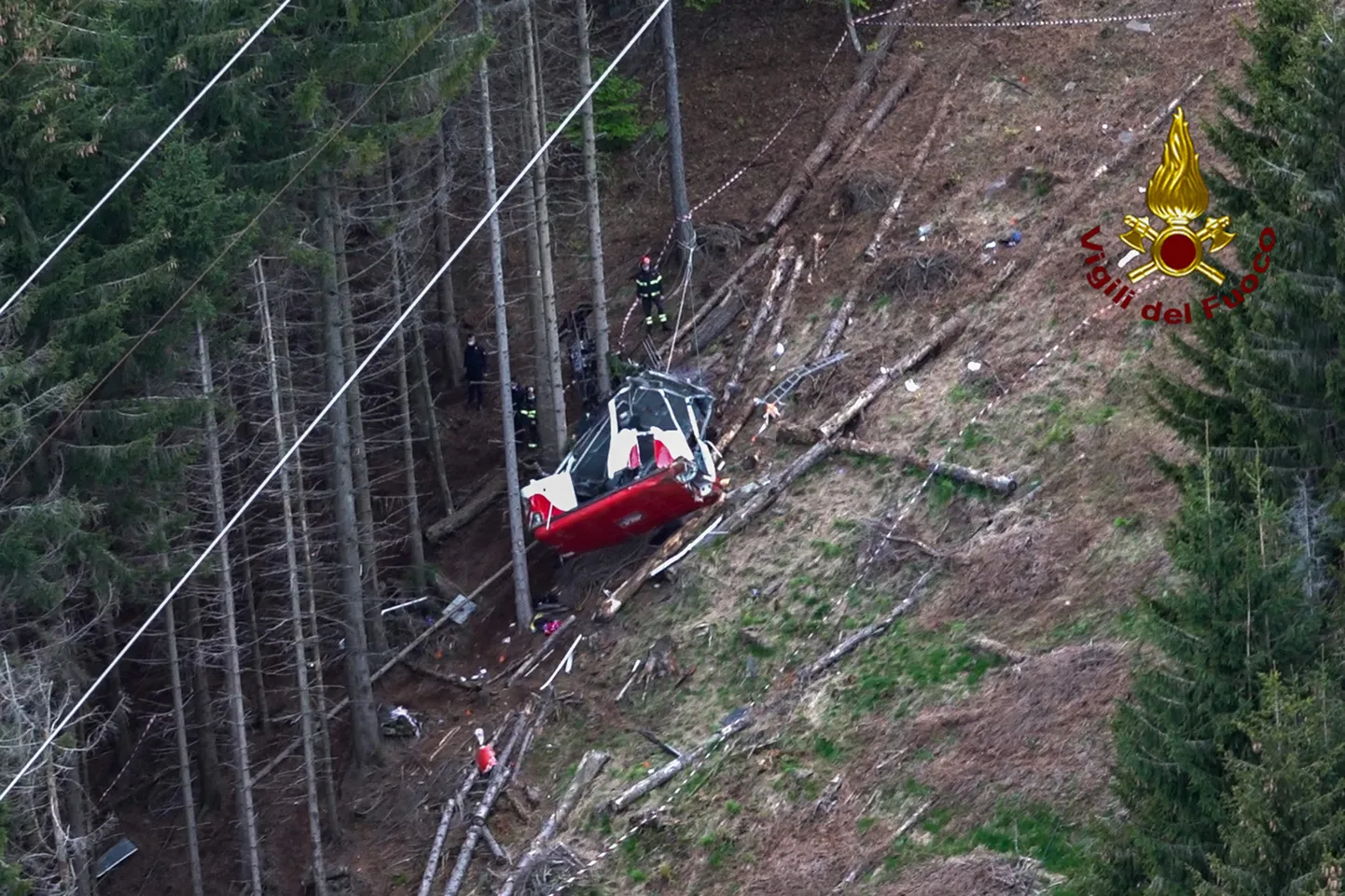 Itaalia tuletõrjujate foto õnnetustpaigast. Stresa köisraudtee vaguni allakukkumisel hukkus 13 inimest ja üks laps suri haiglas