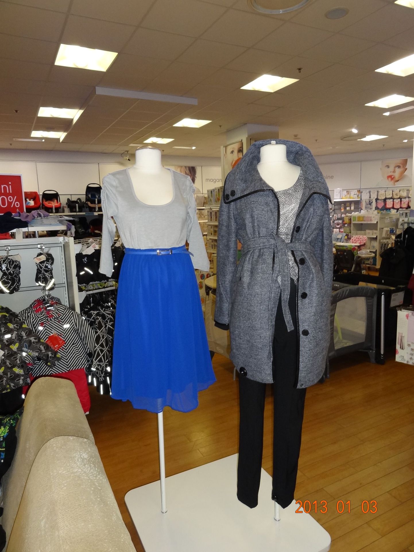 Одежда для беременных в MOTHERCARE. С точки зрения магазина, такую милую синюю юбку можно носить и в мороз. Однако покупательницы с этим не согласны.