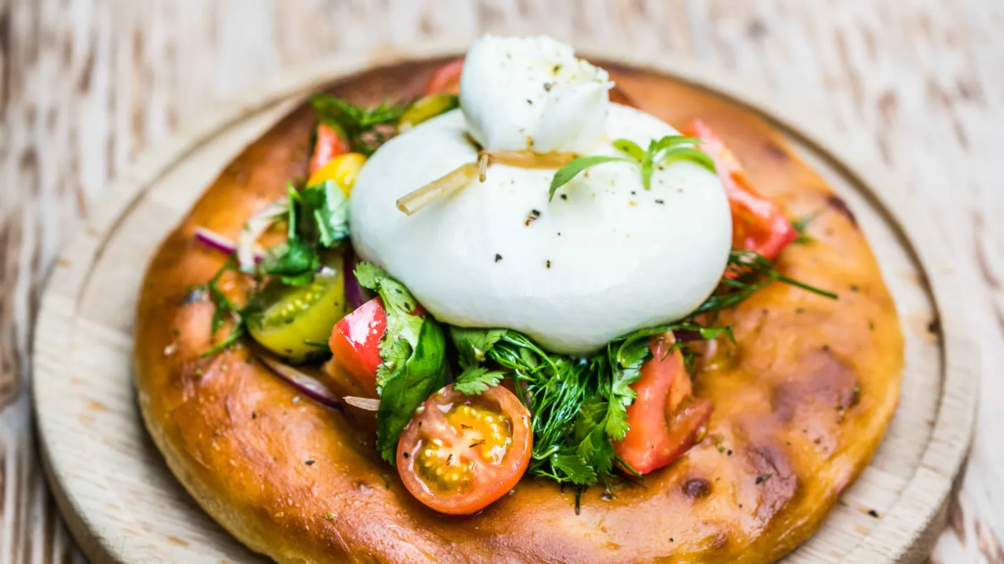 Burrata juust, kirsstomati salat ja sai.