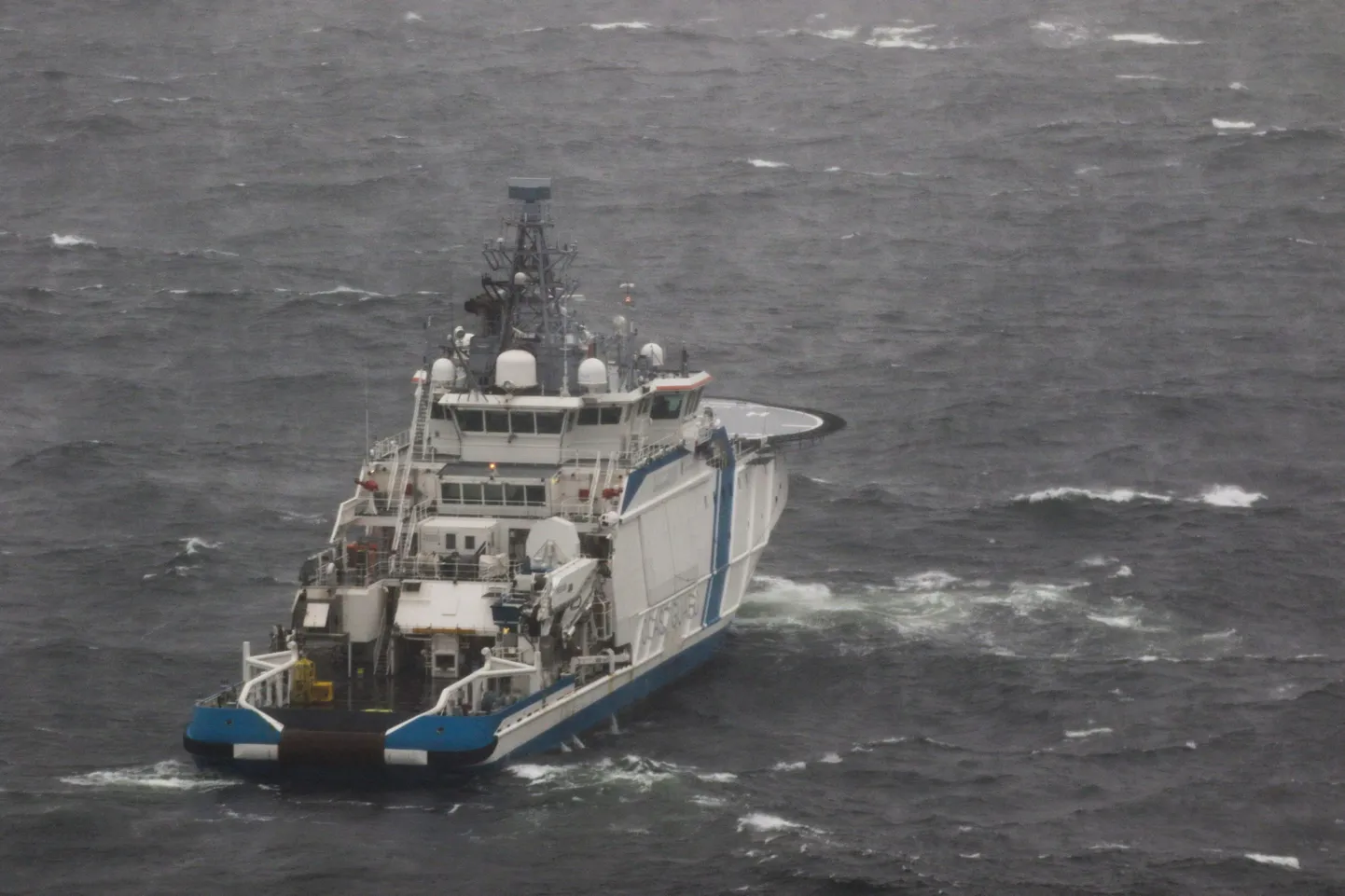Soome piirivalve patrull-laev Balticconnetori katkise koha juures valvamas.