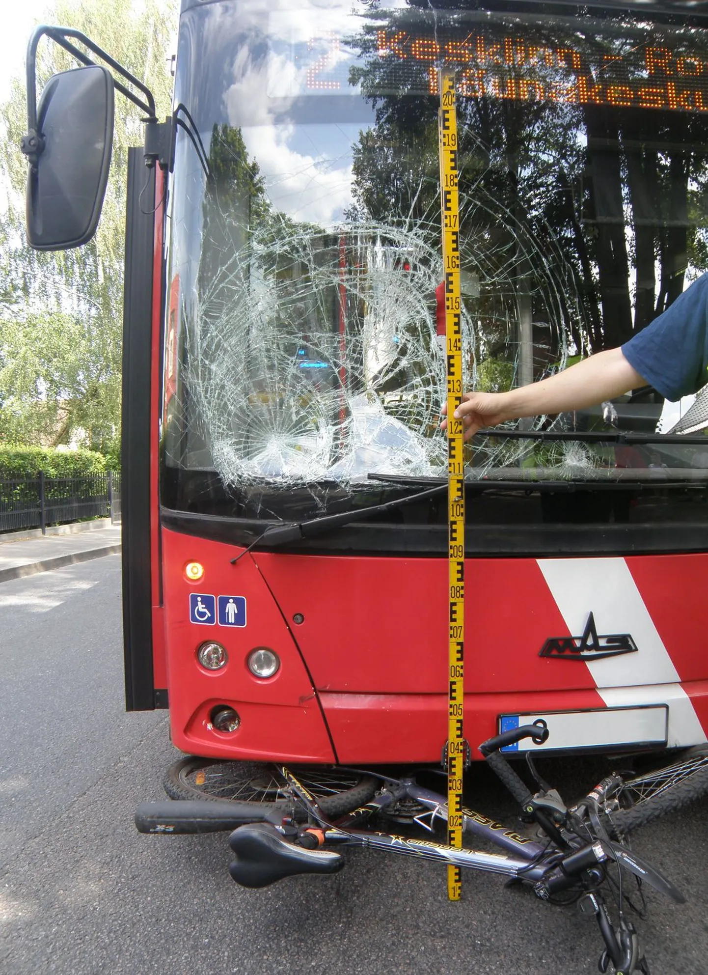 Avarii Tartus Aardla tänaval, kus põrkasid kokku linnaliinibuss ning jalgrattur.