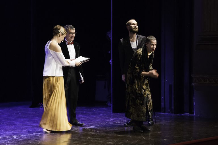 NO99 juhid Ene-Liis Semper ja Tiit Ojasoo võtavad vastu auhinda Europe Prize New Theatrical Realities. 