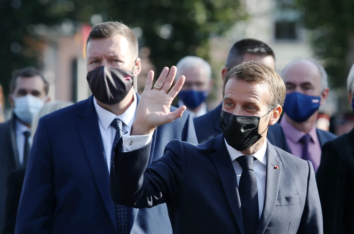 Francijas prezidents Emanuels Makrons pēc svinīgās ziedu nolikšanas ceremonijas pie Brīvības pieminekļa.