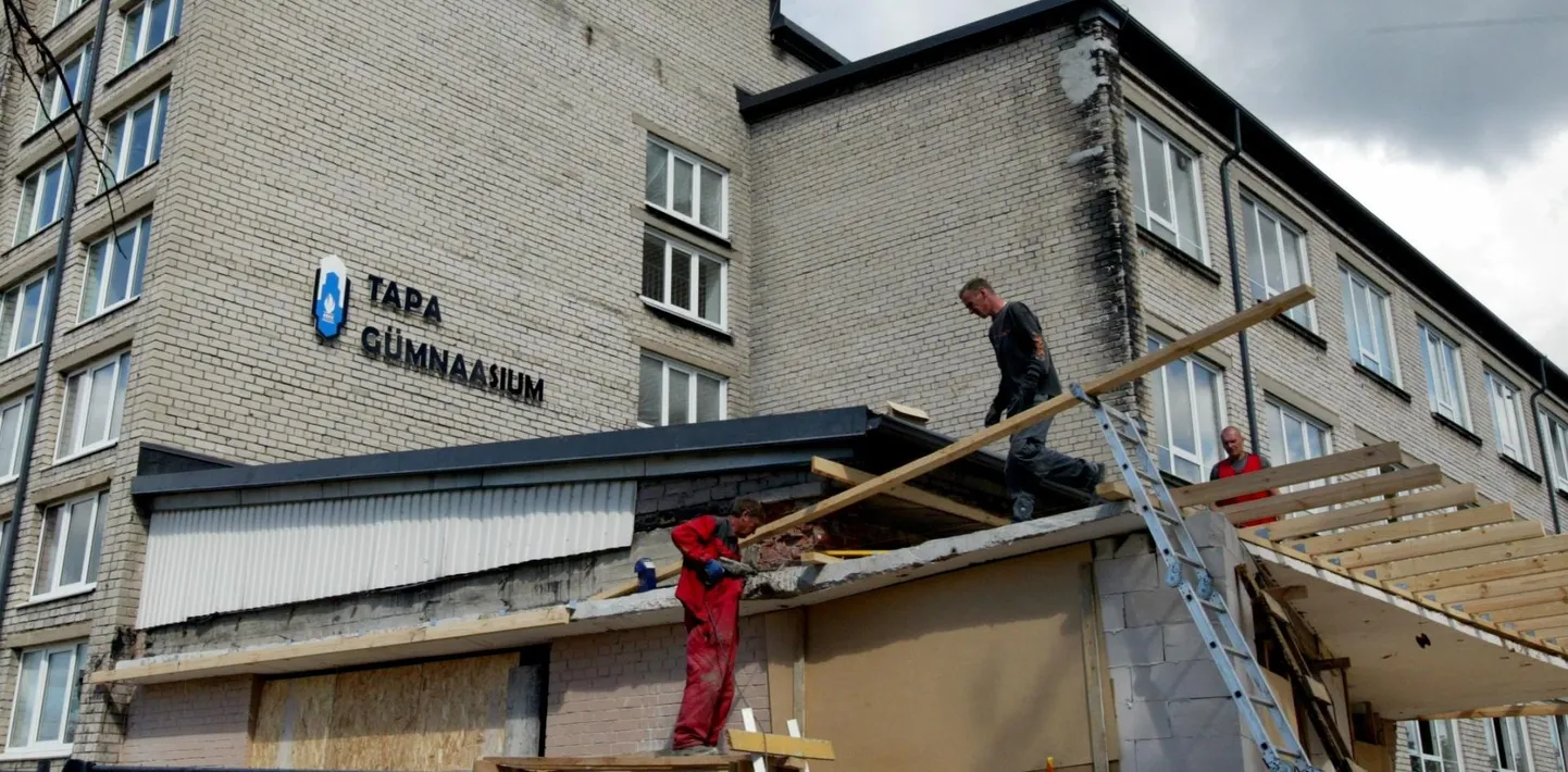 Tänapäeval tegeleb iga ametimees ikka oma asjaga: õpetaja õpetab, ehitusmees ehitab ning koolimaju haldab omavalitsus või riik, kes vajaduse korral palkab töid tegema kvalifitseeritud firma. Fotol nähtavad tööd käisid Tapa gümnaasiumis 2009. aasta suvel.