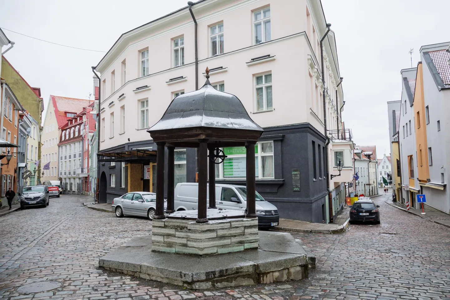 Rataskaevu tänavale nime andnud kaev asub Rataskaevu ja Dunkri tänava nurgal.