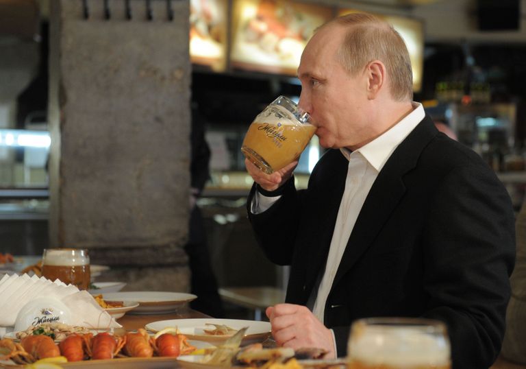 Venemaa president Vladimir Putin õlut joomas. / Scanpix