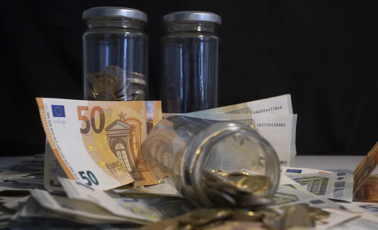 Eiro banknotes un monētas.