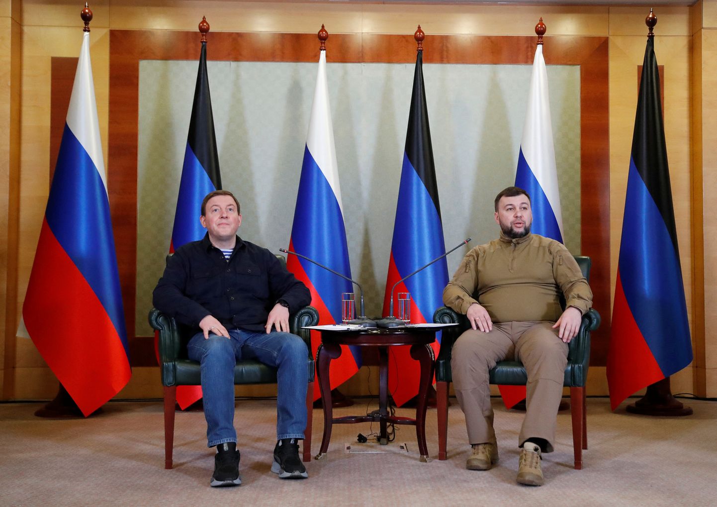 Vene võimupartei Ühtne Venemaa peasekretär Andrei Turtšak (vasakul) ja Ukraina isehakanud Donetski rahvavabariigi juht Deniss Pušilin pressikonverentsil Donetskis, mis leidis aset 23. veebruaril, päev enne Kremli okupatsiooniväe täiemahulist sissetungi Ukrainasse.