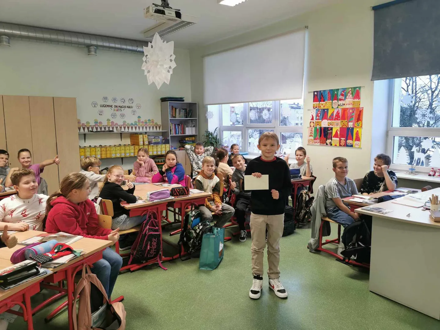 Silmapaistev trompetiõpilane Frank Veldre sai Paide naiskoori stipendiumi tagant järele kätte koolis, kus kaasõpilased talle tugeva aplausiga tunnustust avaldasid.