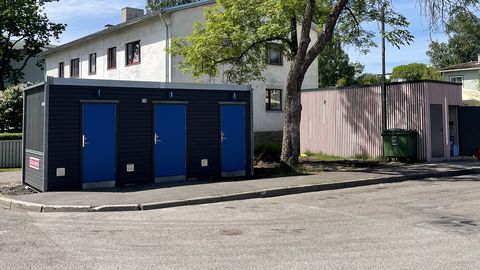 NAABRID PAHASED ⟩ Ette teatamata ilmus kortermaja kõrvale avalik käimla