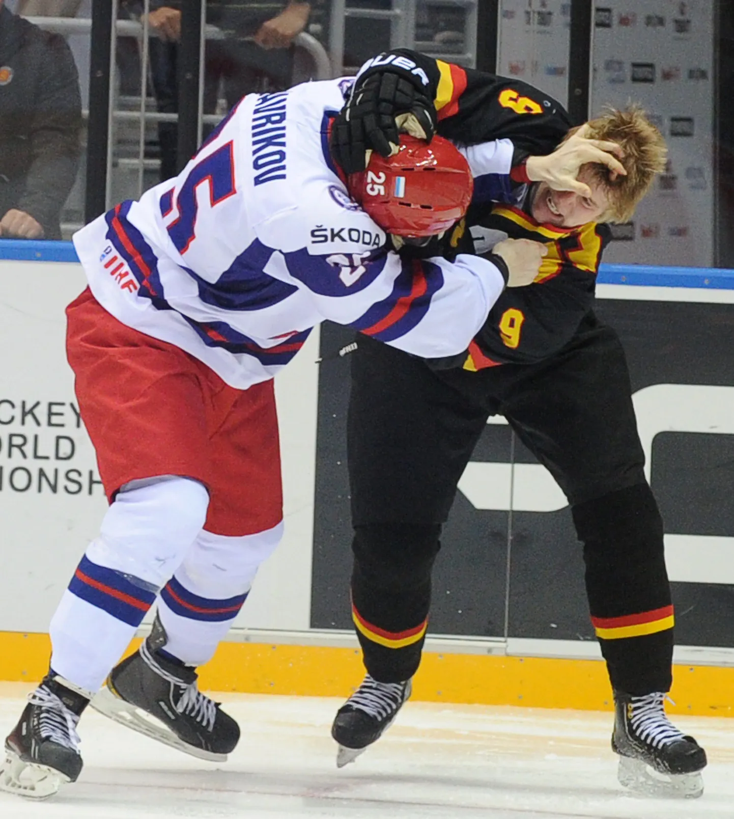 Ледовый бой российского хоккеиста Владислава Гаврикова с игроком сборной Германии.