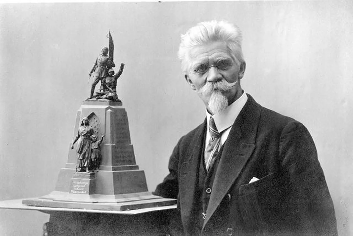 Amandus Adamson Viljandi vabadussõja mälestussamba kavandiga